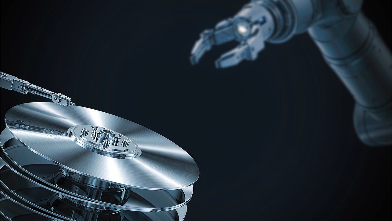 AI 数据中心的瓶颈回到机械硬盘：东芝 600 亿日元扩产说